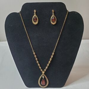 Avon Gold Tone Topaz & Rhinestone  Necklace With Earrings
